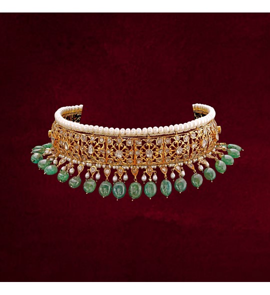 18-ct gold elegant bridal choker with emerald and pearls