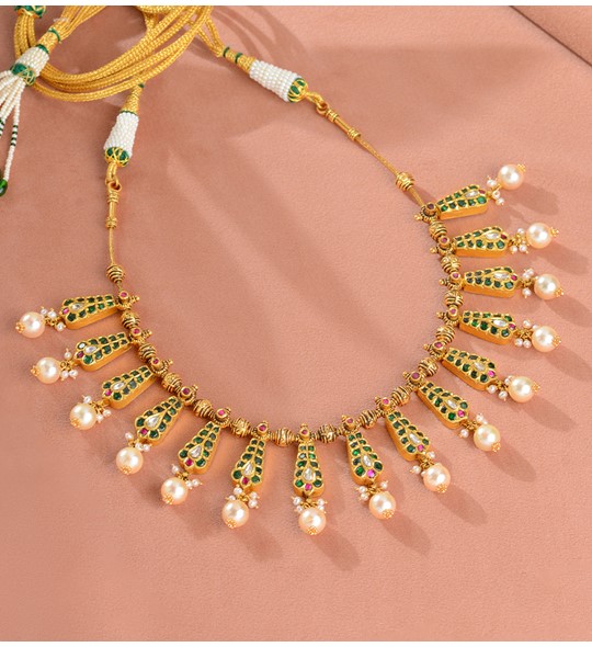 Pearly Gold Necklace in Leaf Motif