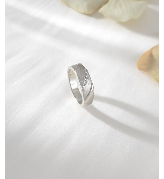 Stylish White Gold Diamond Ring