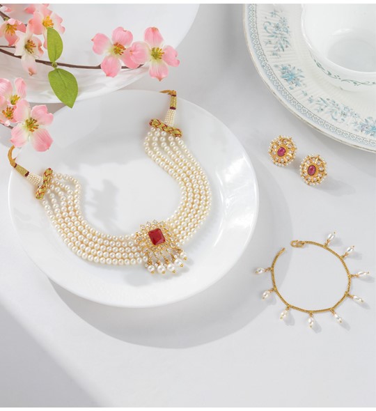 Exemplary 5 line pearl necklace set  in Gold