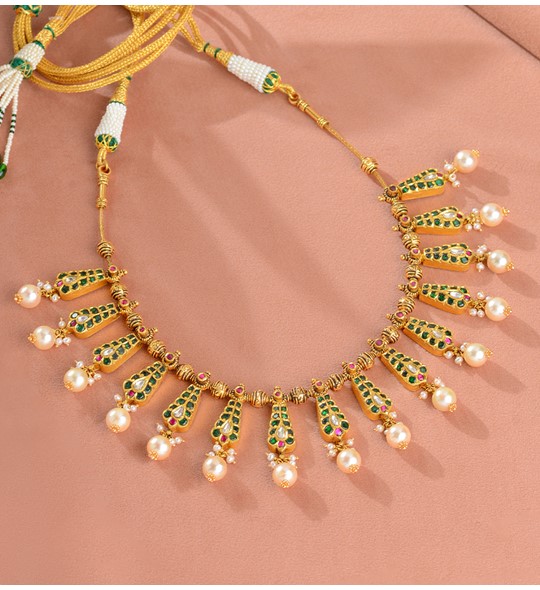 Pearly Gold Necklace in Leaf Motif