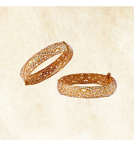 Pearls Kakamoti ,yellow gold bangle