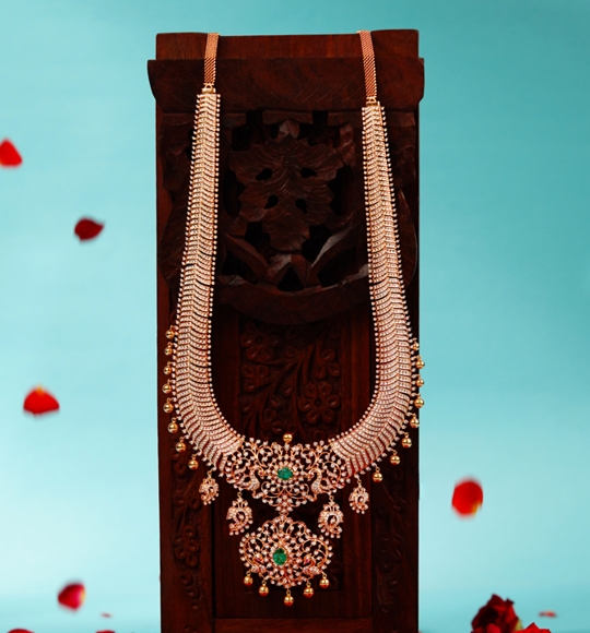 18K Gold Diamond Floral Necklace Timeless Elegance